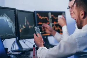 Mengenal Perbedaan Fundamental Investasi Saham dan Trading Saham