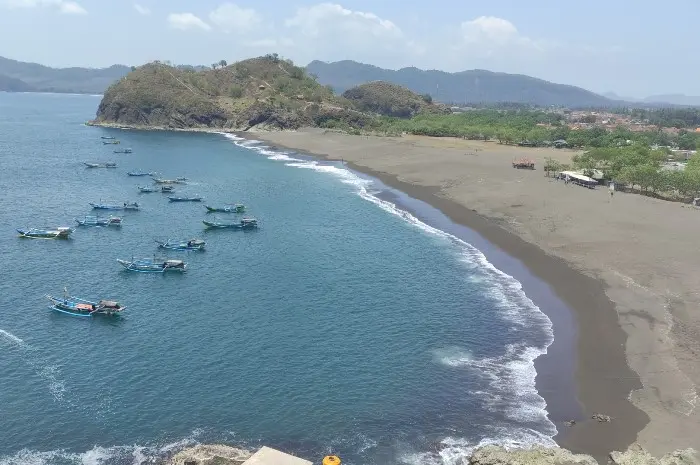 Pantai Payangan Jember, Rasakan Keajaiban Pasir Hitam yang Sarat Mitos Unik